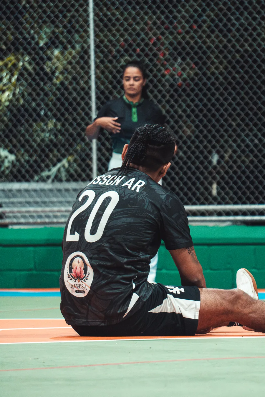 Jugador del Torneo La Jaula del Ghetto en cancha enjaulada