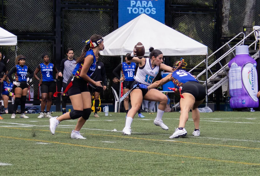 Jugada entre Venezuela y rival en el Suramericano de Flag Football 2026